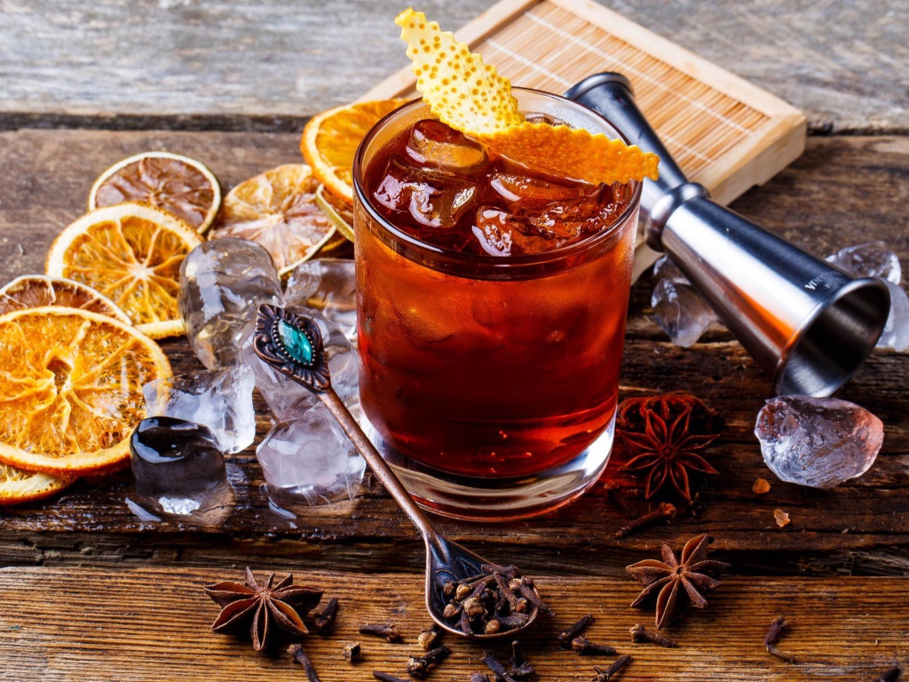 Чай со льдом и кусочками сушеного апельсина и бадьяном