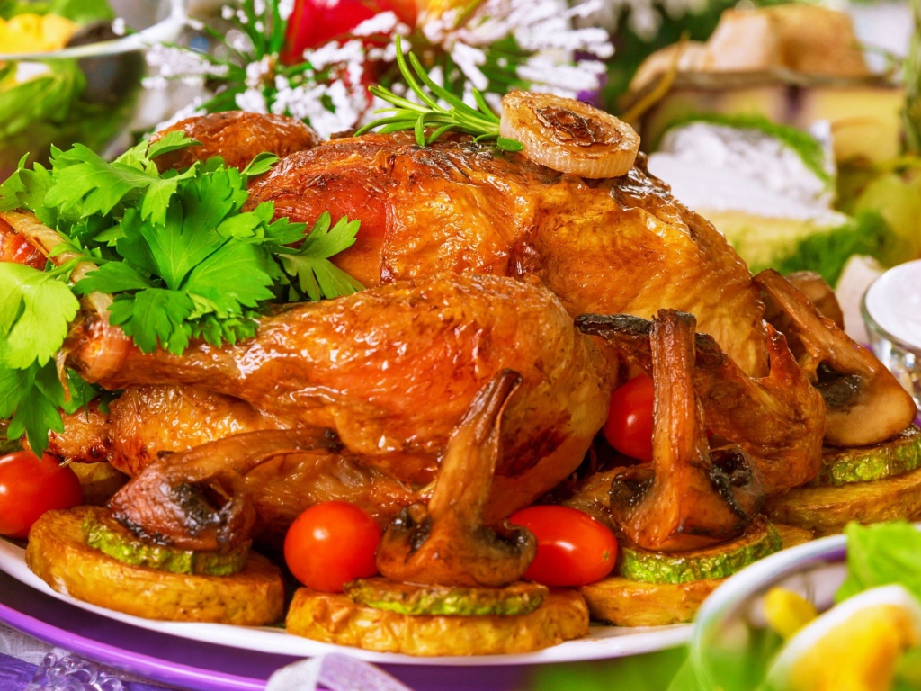 Аппетитная запеченная курица с грибами на праздничном столе