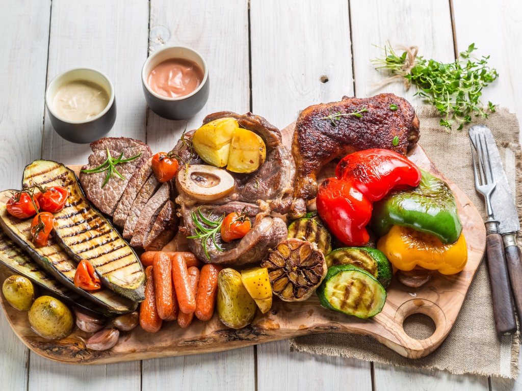 Аппетитное сочное запеченное мясо с овощами