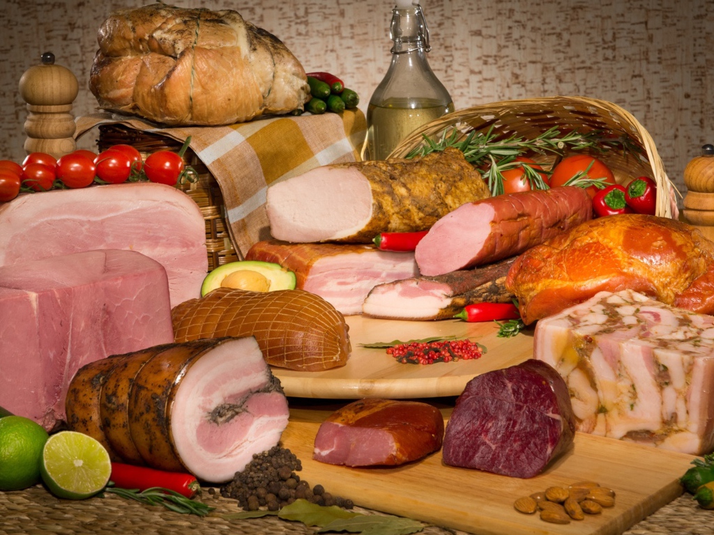 Аппетитные мясные продукты на столе 