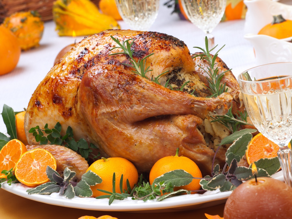 Запеченная курица в духовке с мандаринами на праздничном столе