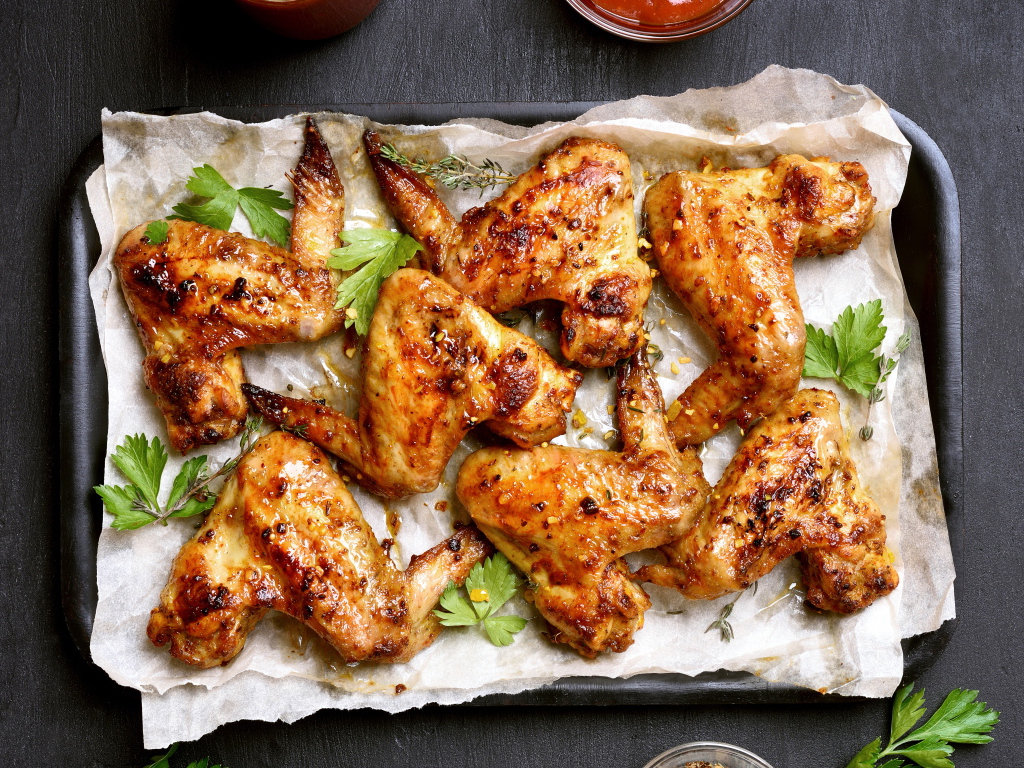 Запеченные куриные крылышки на противне со специями и зеленью