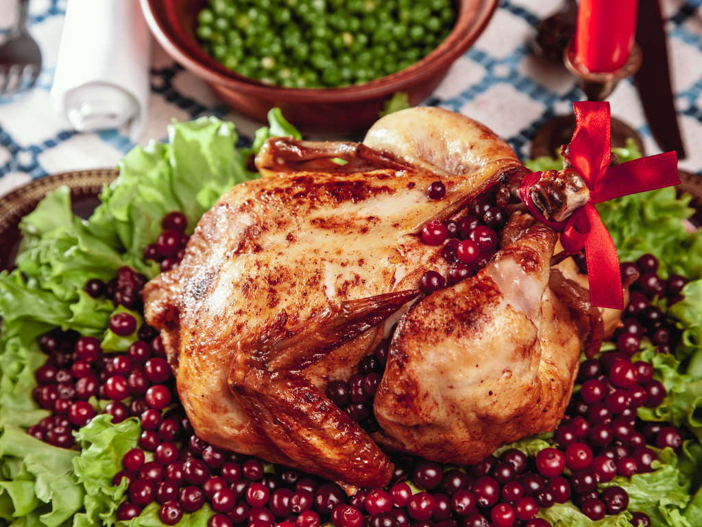 Запеченная курица с ягодами клюквы и листьями салата