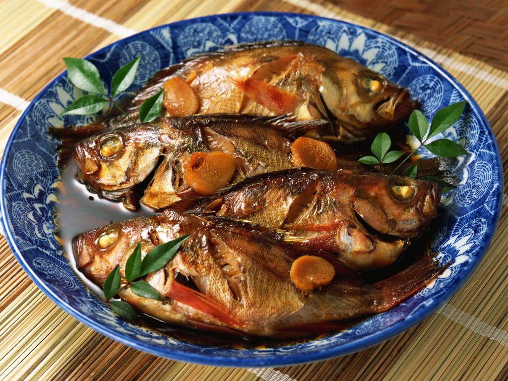 Запеченная рыба с соусом на красивой тарелке