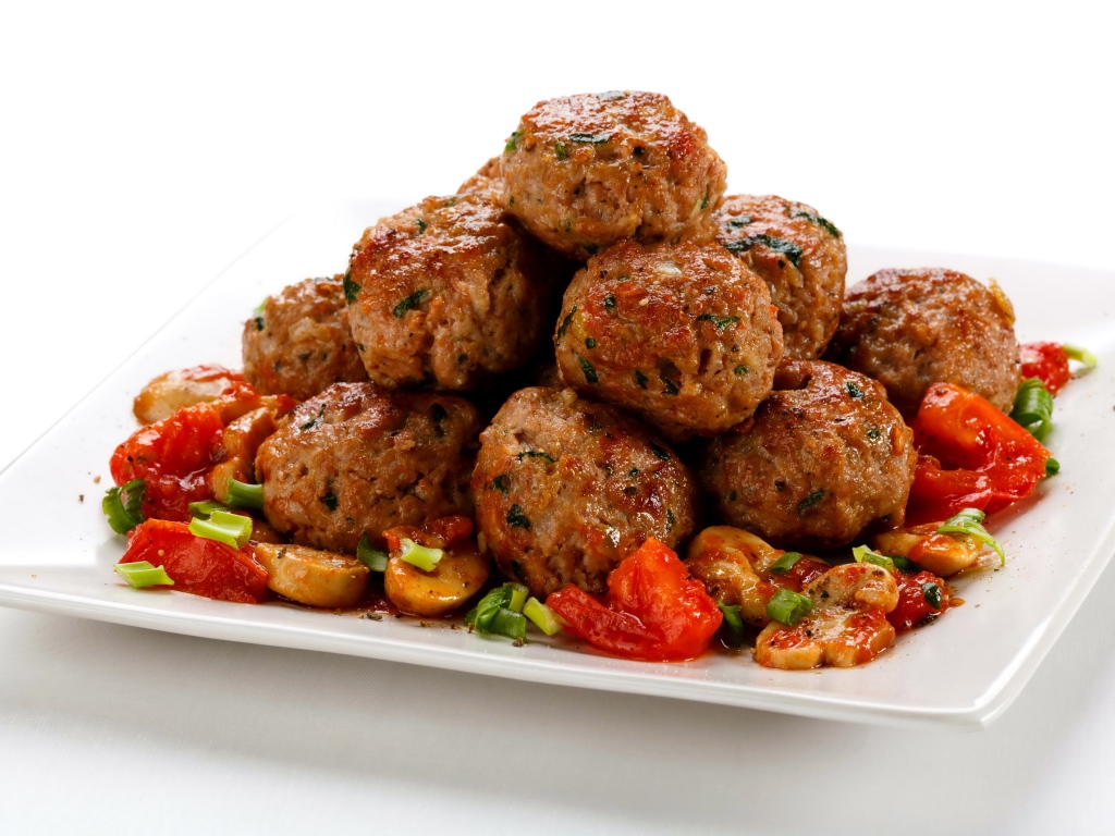 Котлеты с овощами на белой тарелке 