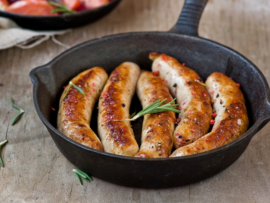 Жареные домашние колбаски на сковороде