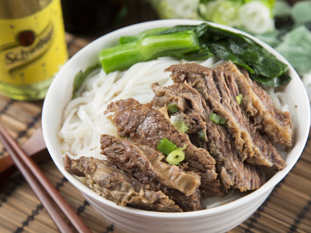 Мясо с китайской рисовой лапшой и зеленью 