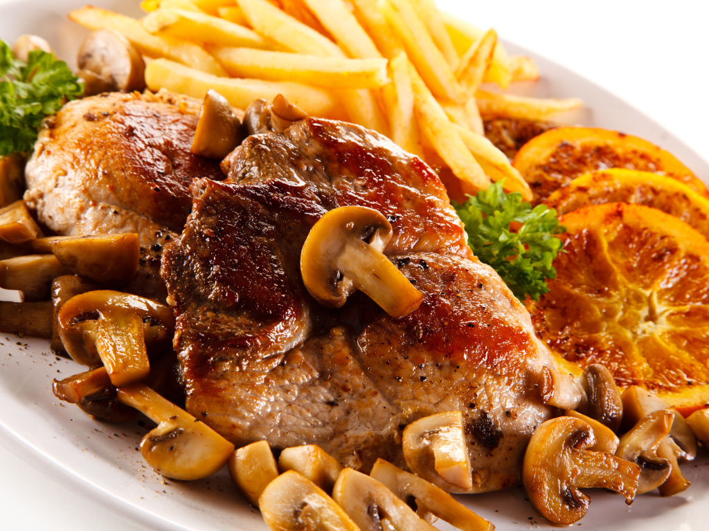 Мясо с картофелем, грибами и лимоном