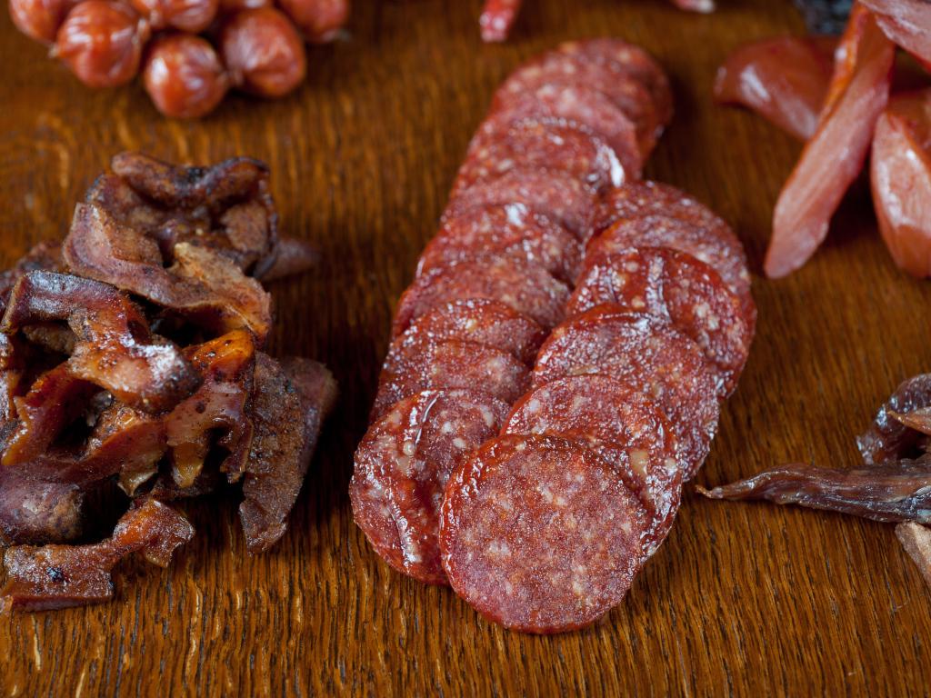 Колбаса и мясная нарезка на столе