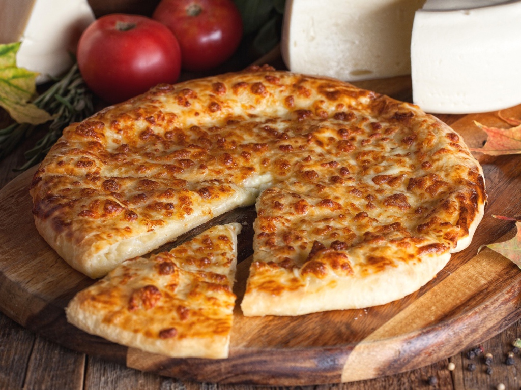 Пицца с сыром на разделочной доске
