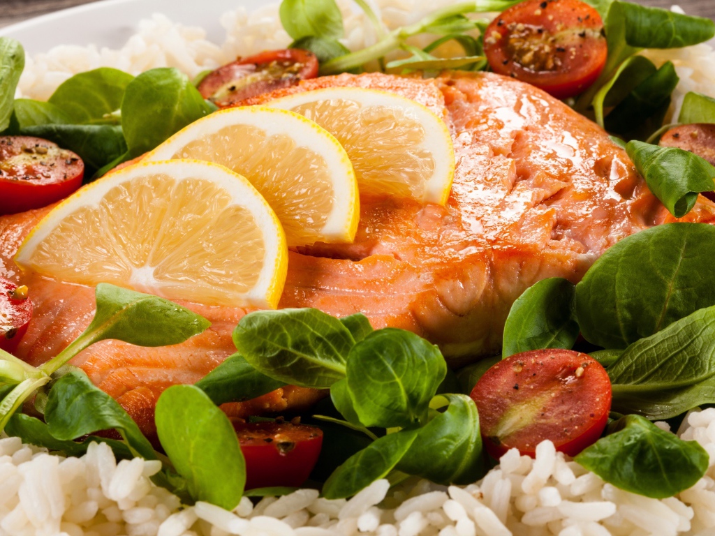 Жареная красная рыба с лимоном, помидорами, шпинатом и рисом