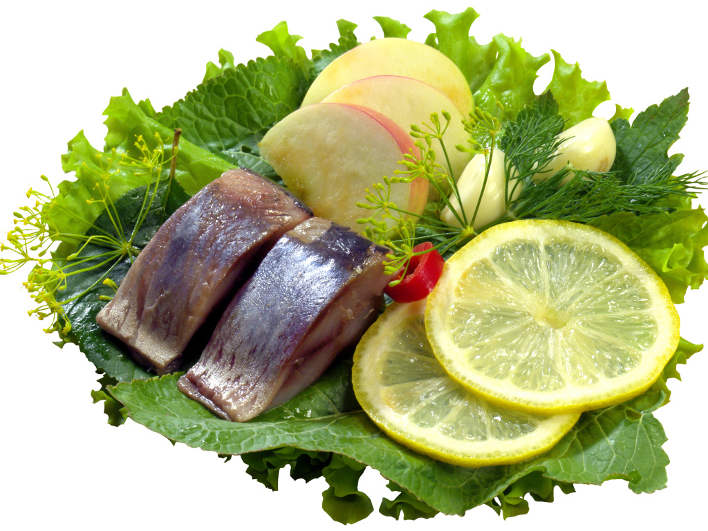 Кусочки сельди с кусочками яблока и лимона на белом фоне