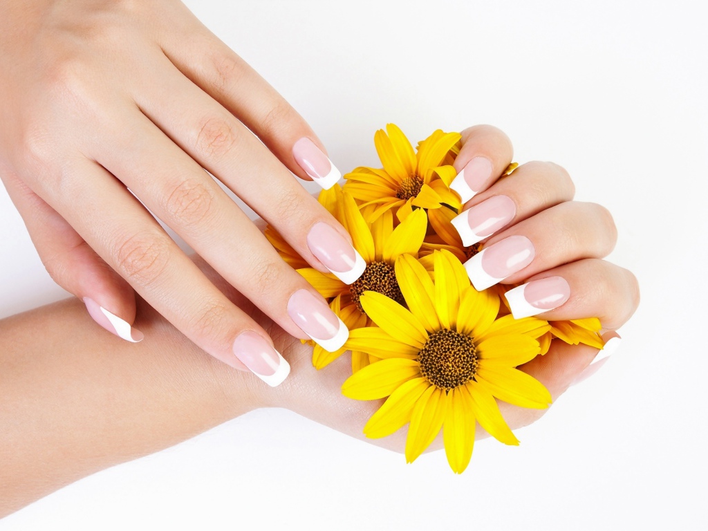 Красивые женские руки с маникюром с желтыми цветами 