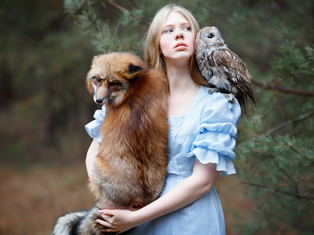 Молодая девушка с лисой и совой 