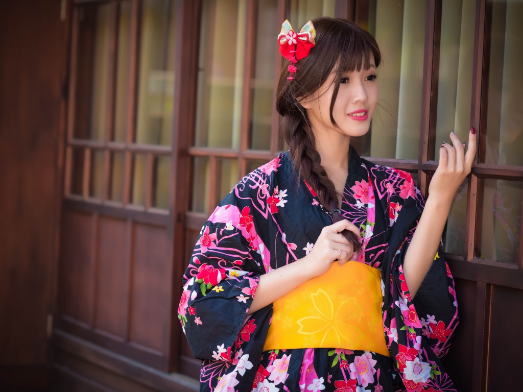 Красивая девушка азиатка в кимоно  с бантом в волосах 