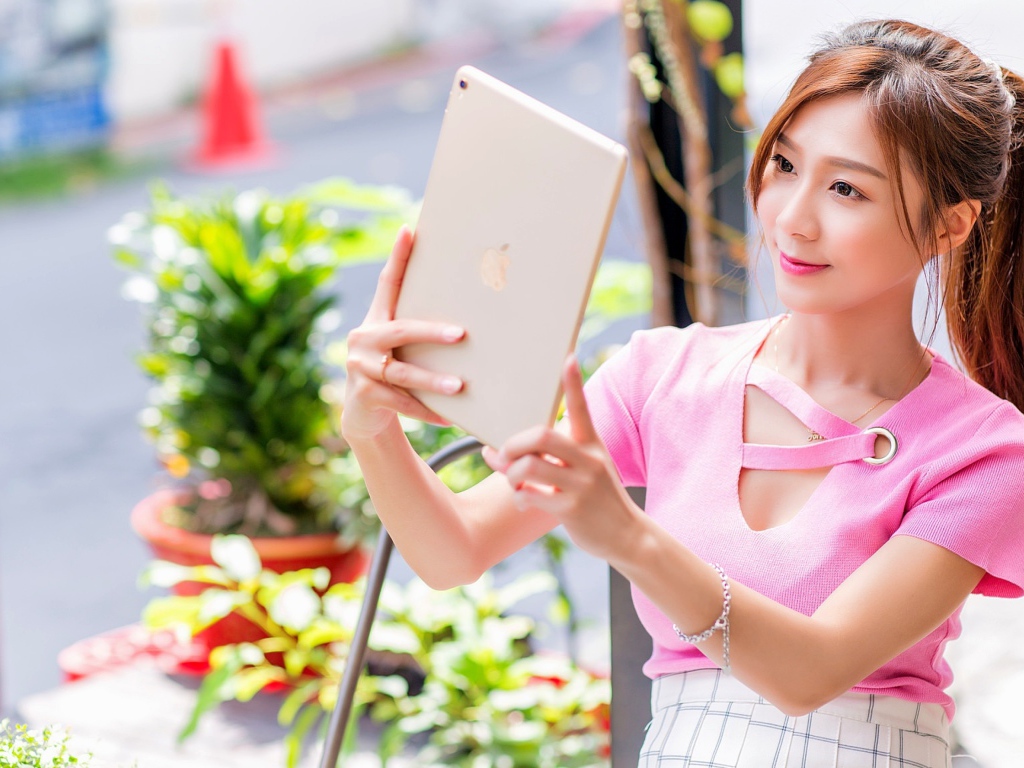 Красивая девушка азиатка делает селфи