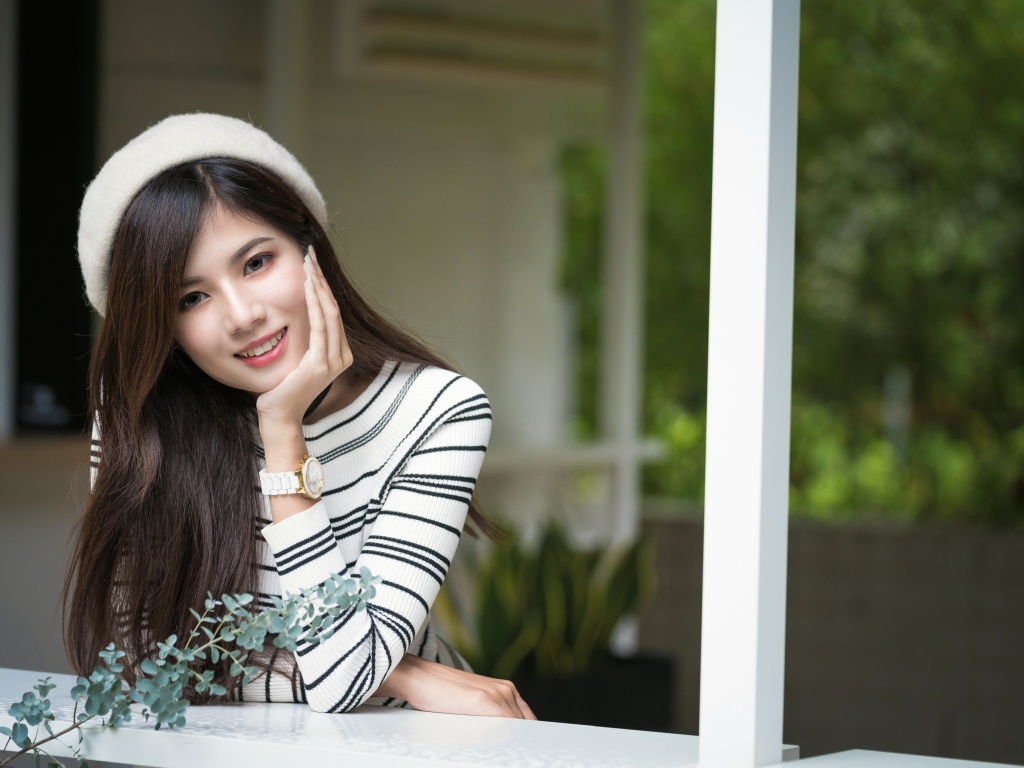 Красивая девушка азиатка в белом берете