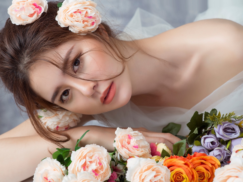 Красивая девушка азиатка с цветами в волосах 