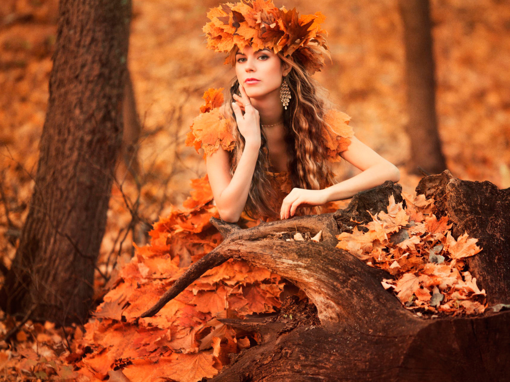 Красивая девушка осень в костюме из желтых листьев 