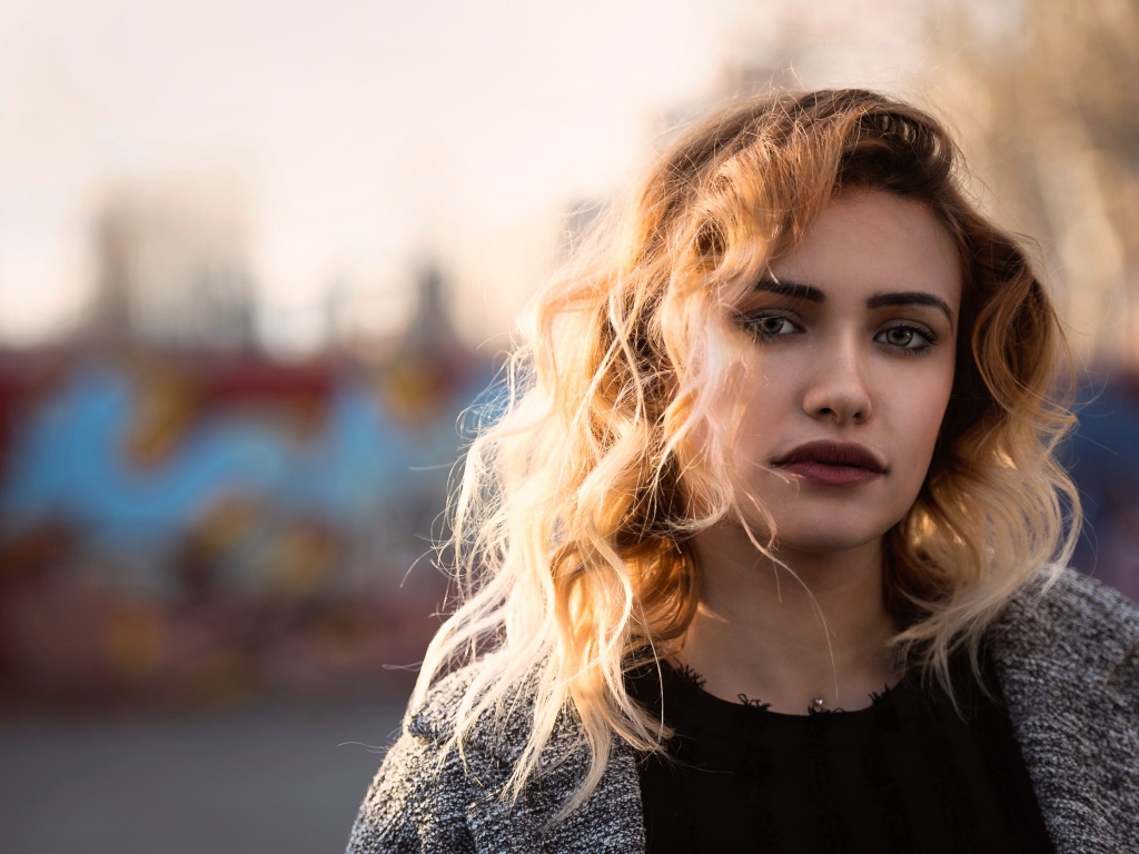 Красивая девушка блондинка в свете солнца