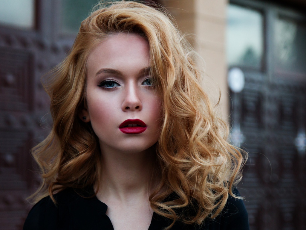 Красивая блондинка модель с голубыми глазами