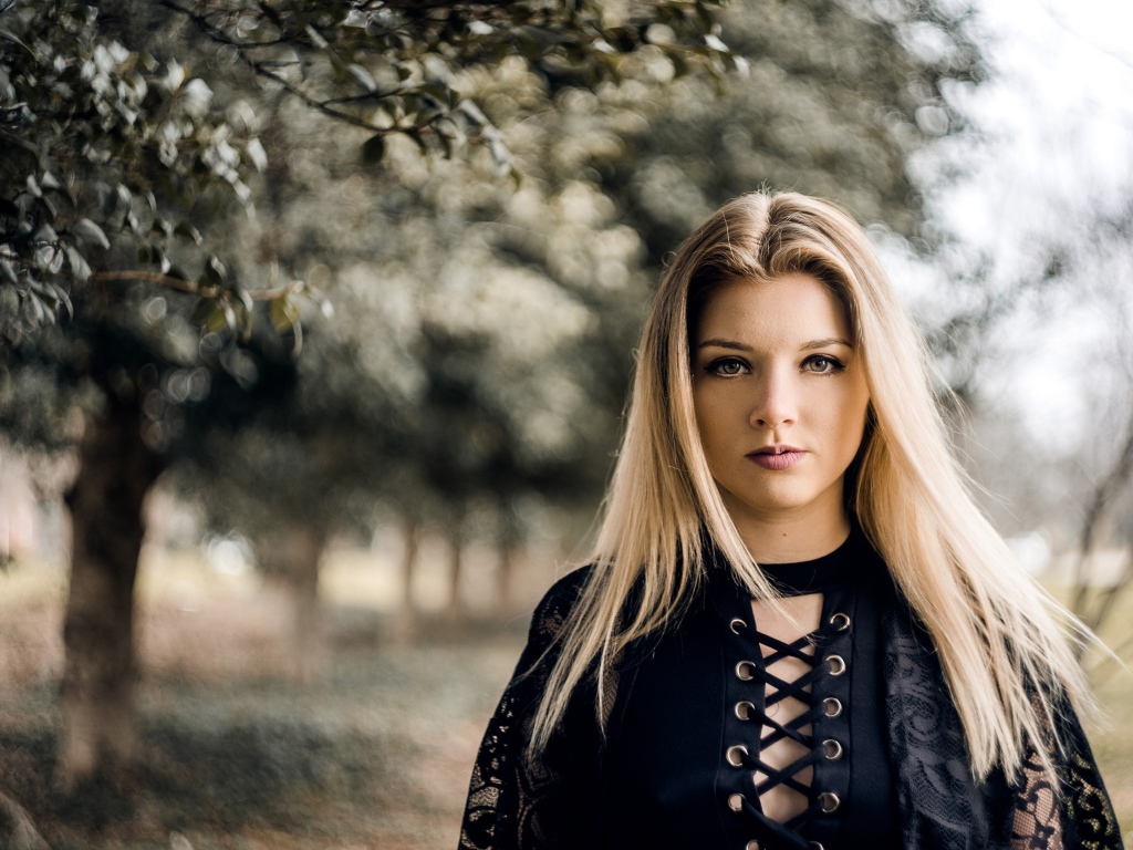 Красивая блондинка в черном платье 