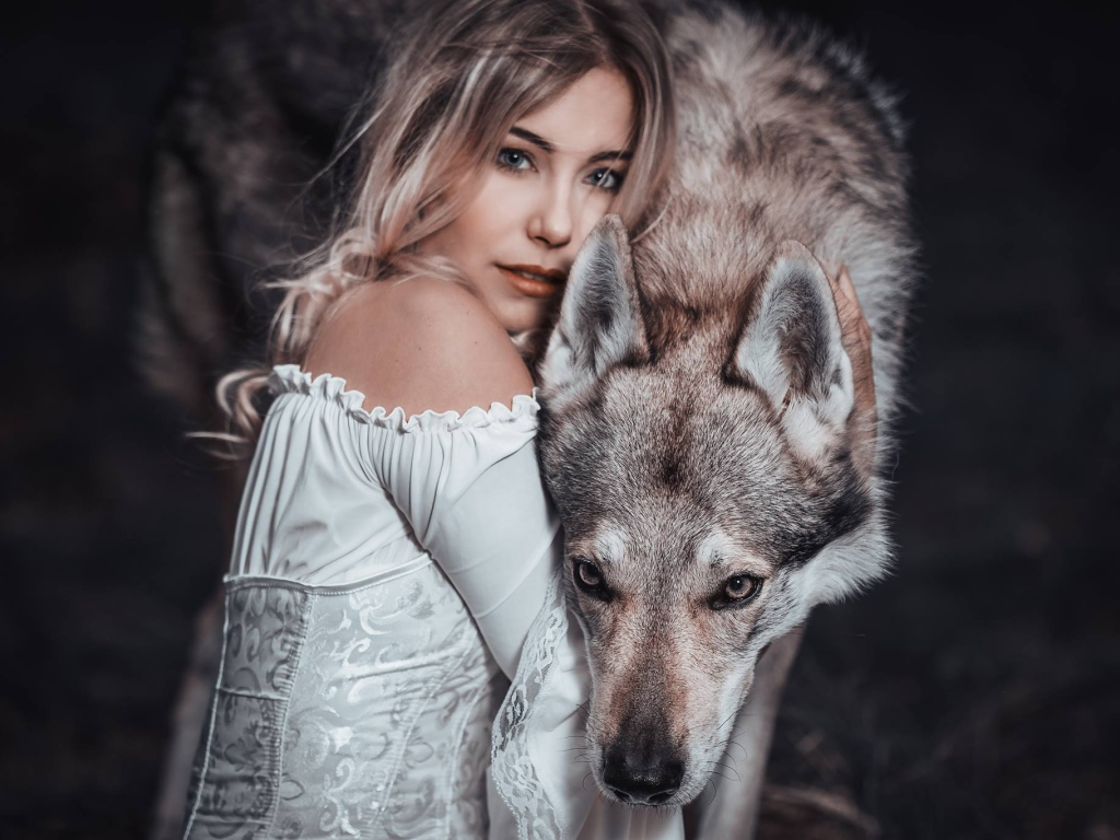Красивая блондинка в белом платье с волком