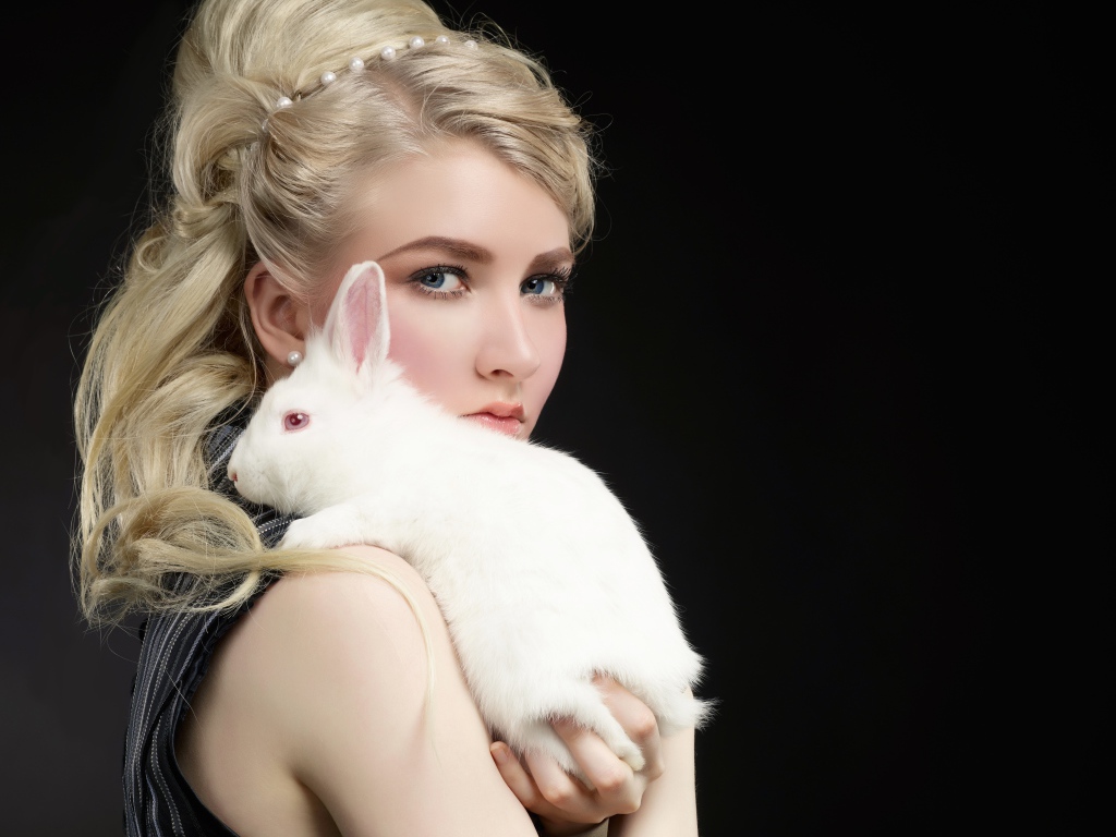 Красивая блондинка с белым кроликом на плече