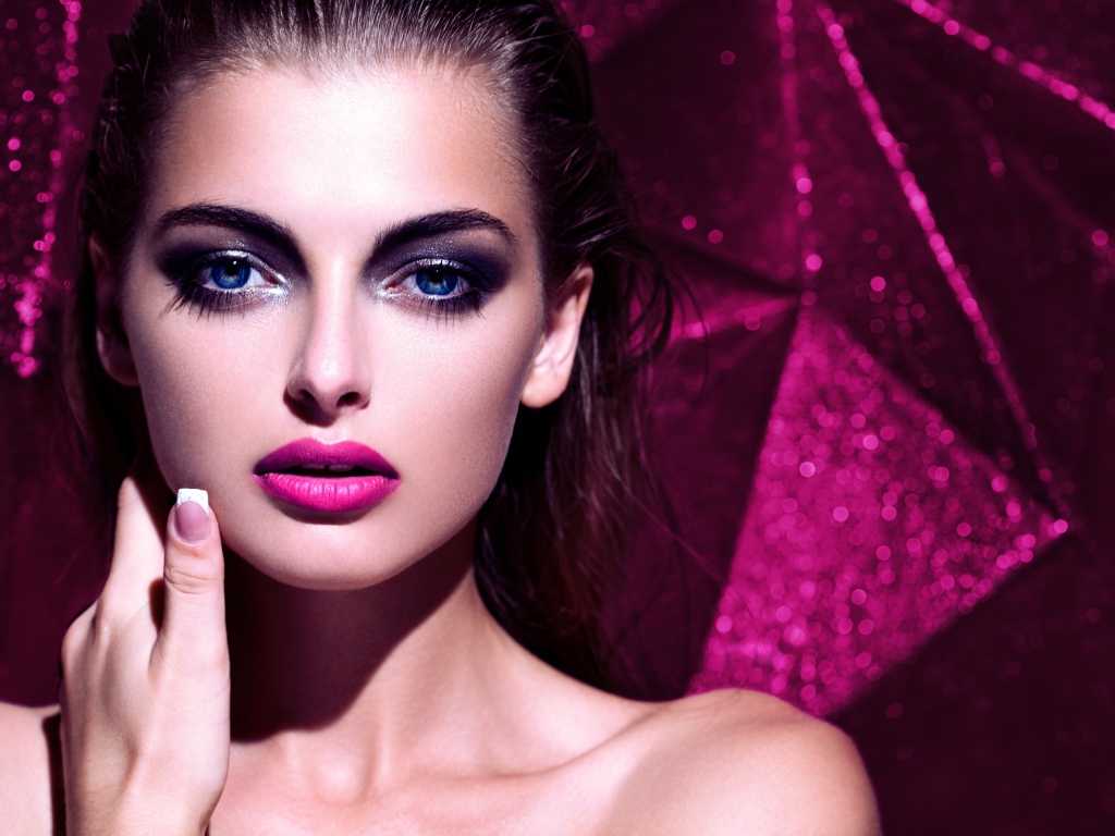 Красивая голубоглазая брюнетка с макияжем на сиреневом фоне