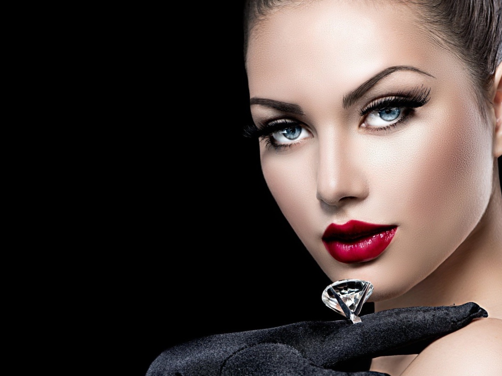 Красивая голубоглазая девушка с кольцом на пальце на черном фоне