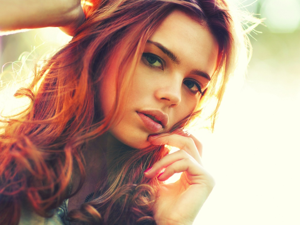 Красивая яркая рыжеволосая девушка с зелеными глазами