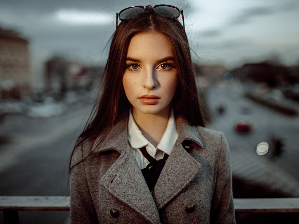 Красивая кареглазая шатенка с очками на голове