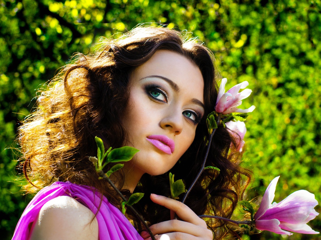 Красивая шатенка с цветами магнолии