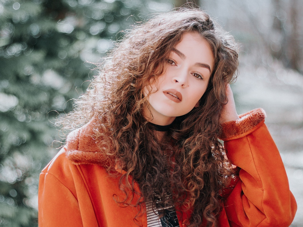 Красивая девушка шатенка в красной куртке