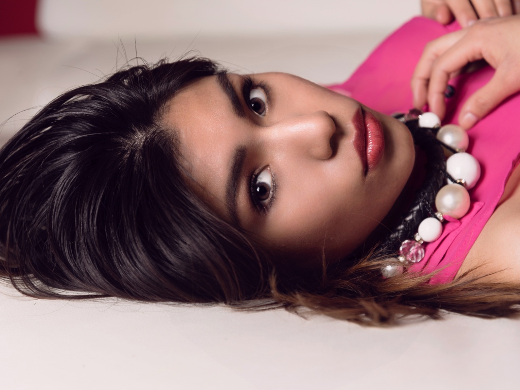 Красивая брюнетка с большими бусами на шее