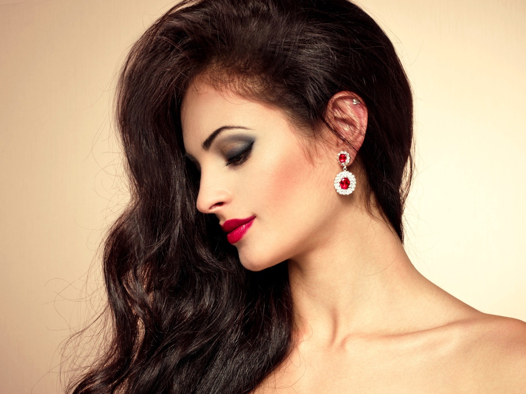 Красивая брюнетка с дорогими серьгами в ушах
