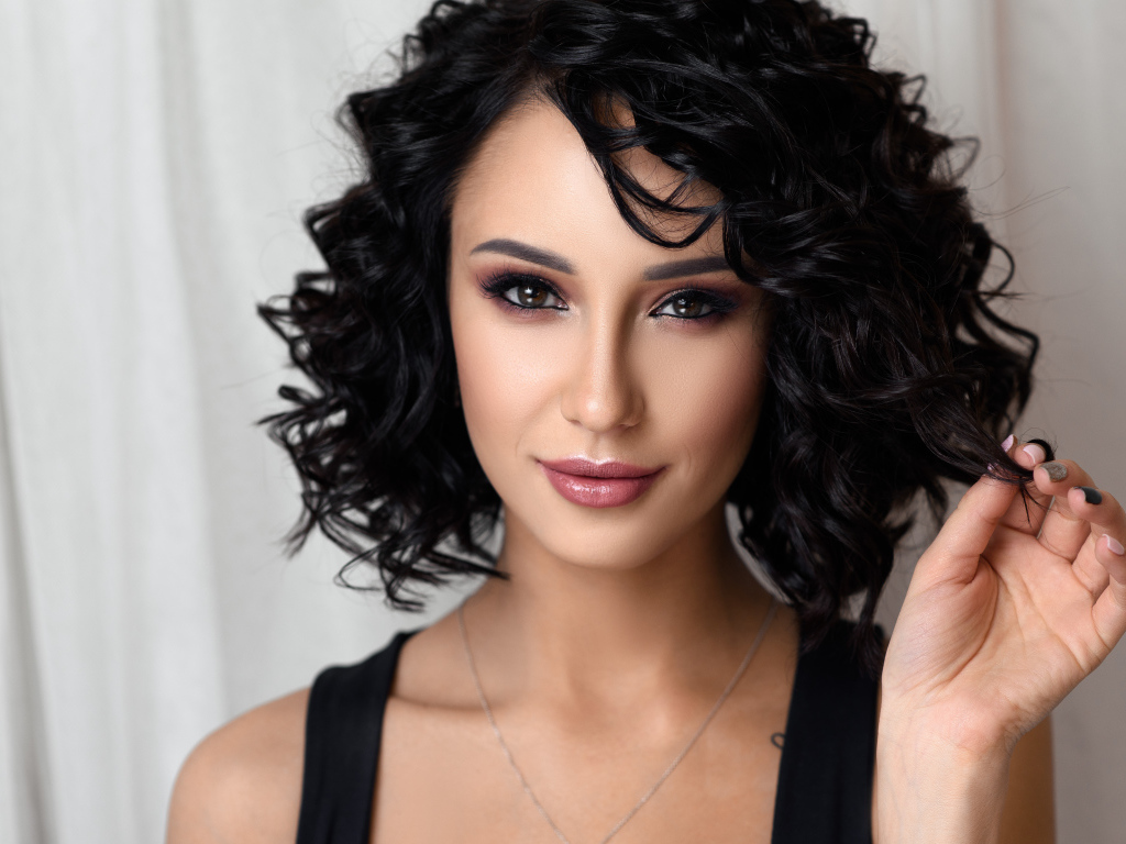 Красивая брюнетка с макияжем