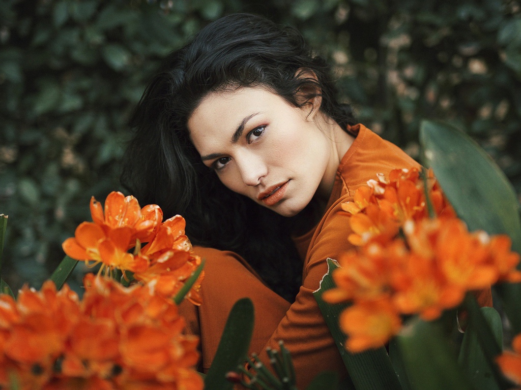 Красивая брюнетка с оранжевыми цветами