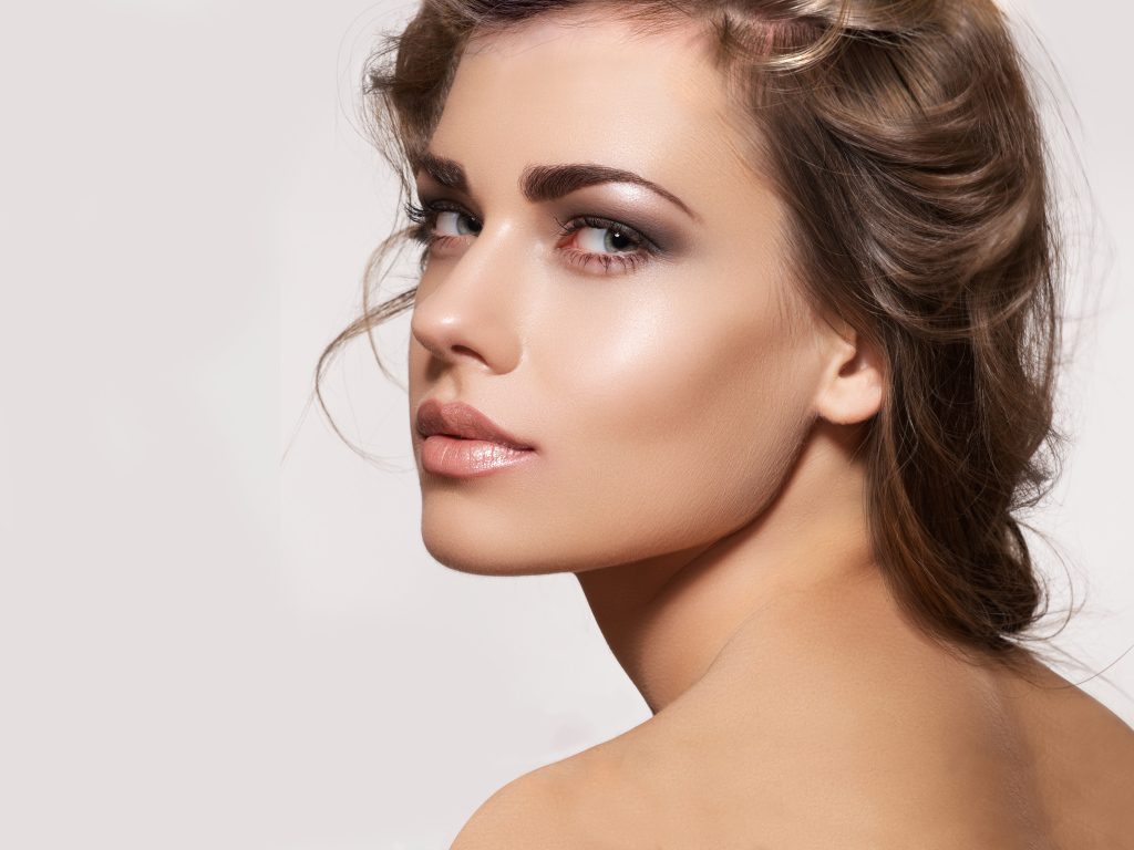 Красивая нежная шатенка фото на сером фоне 