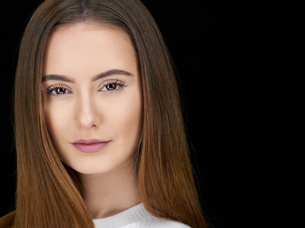 Красивая нежная шатенка на сером фоне