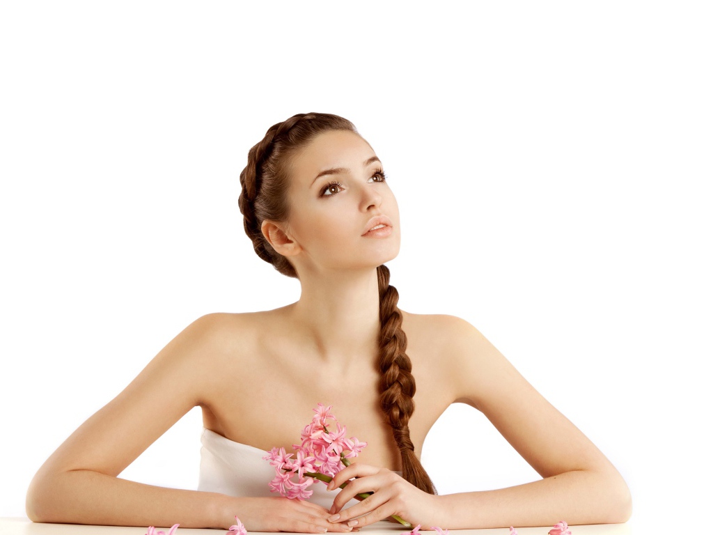 Красивая нежная девушка с косой на белом фоне