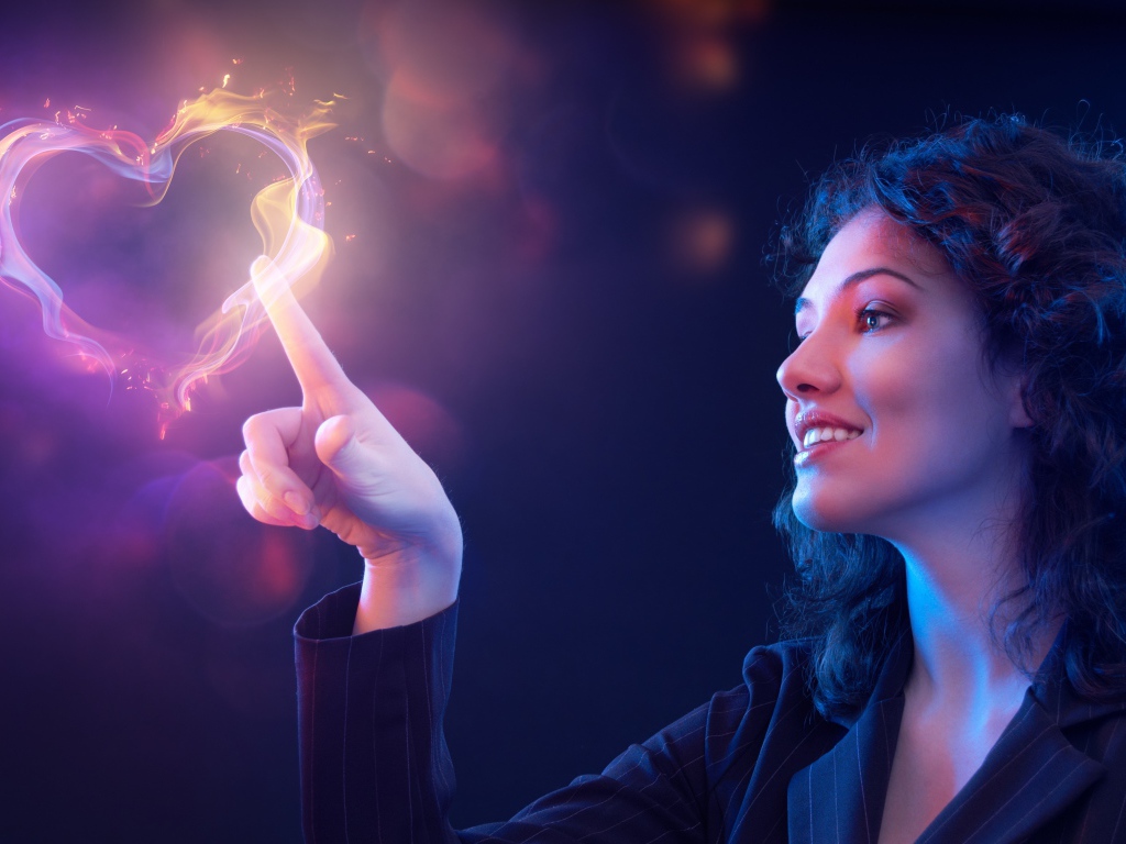 Красивая девушка рисует огненное сердце