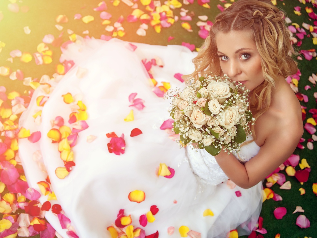 Красивая девушка в свадебном платье с букетом