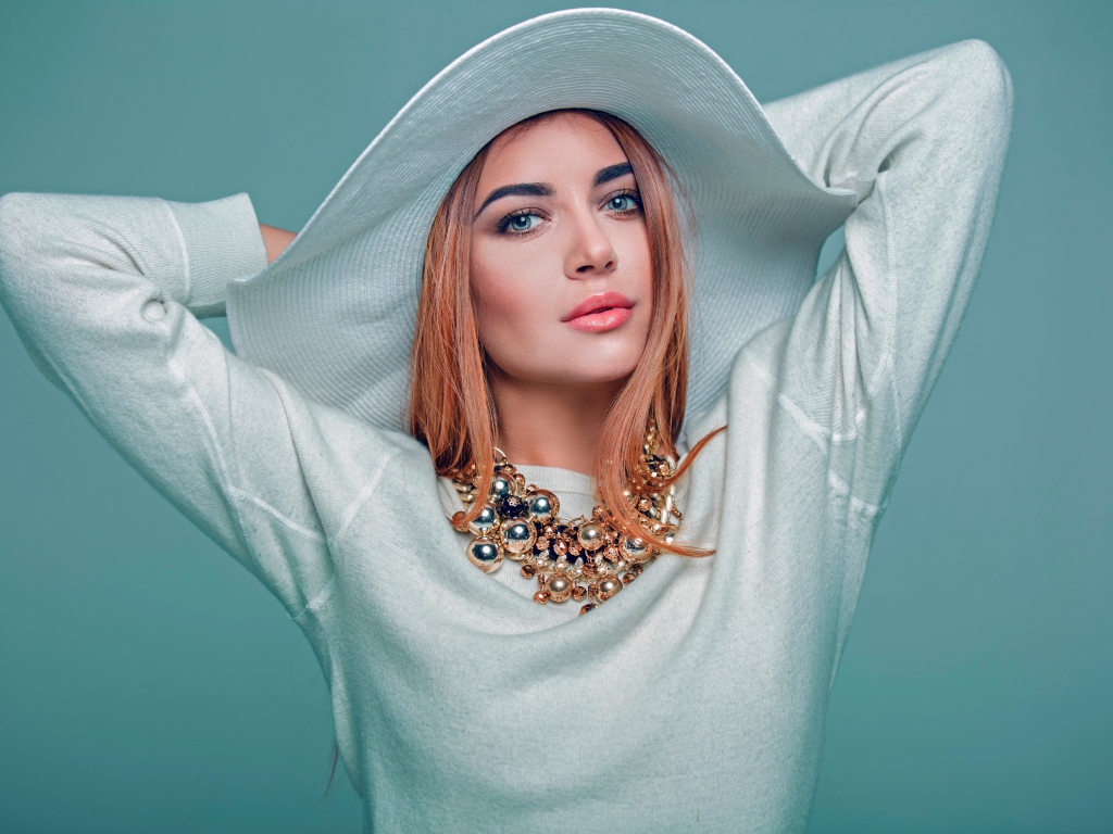 Красивая девушка модель в белом наряде