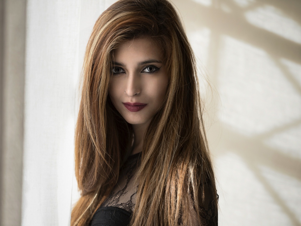 Красивая девушка с длинными волосами и пирсингом в носе