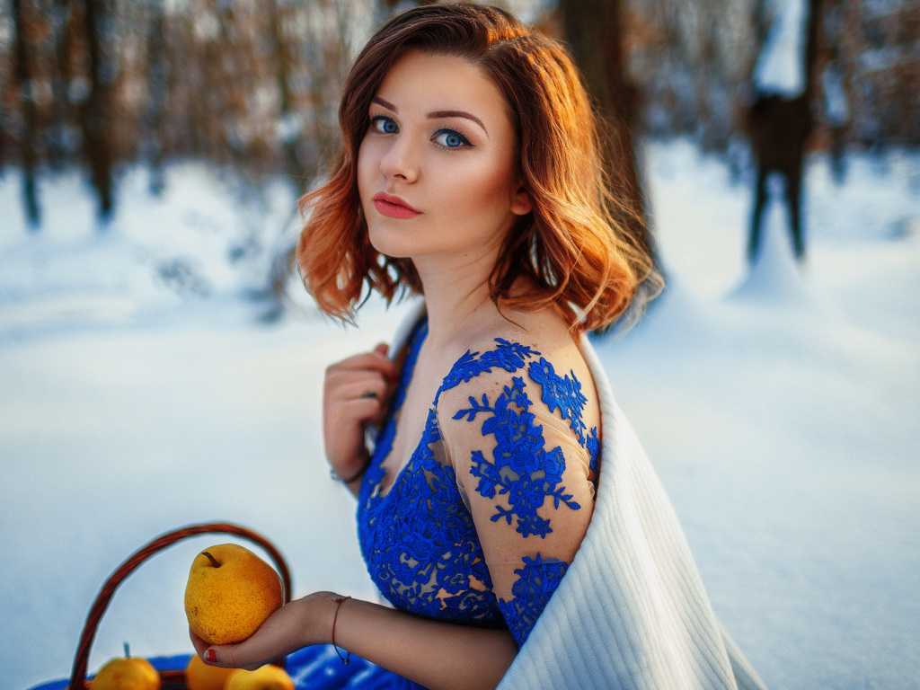 Красивая девушка с грушами в заснеженном лесу