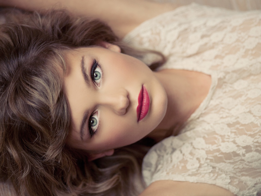 Красивая девушка с розовыми губами в белом наряде