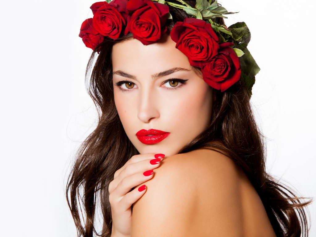 Красивая девушка с красными губами с венком из роз на голове