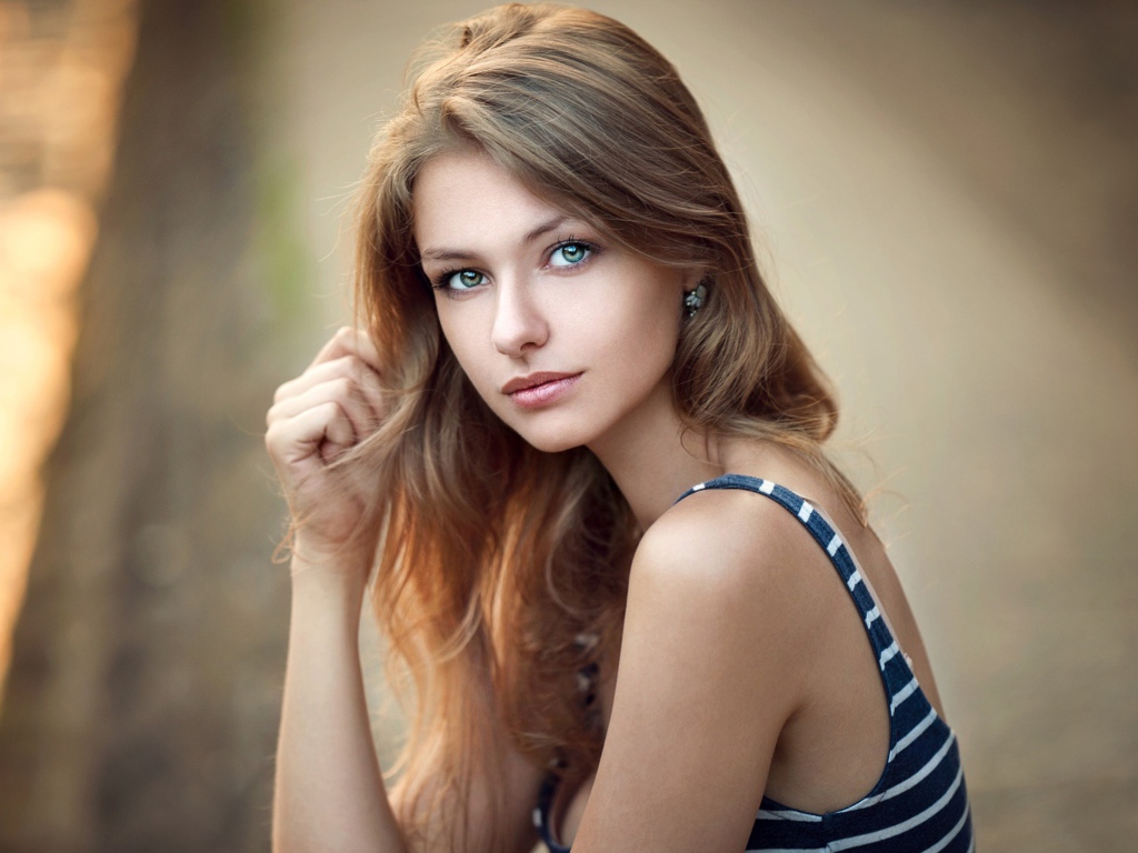 Красивая зеленоглазая девушка шатенка