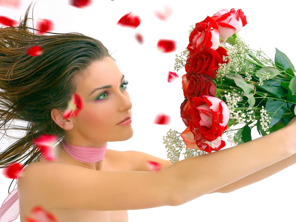 Красивая зеленоглазая девушка с букетом красных роз 